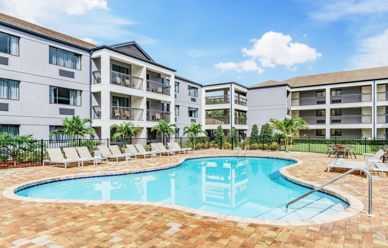 Courtyard By Marriott Orlando Lake Buena Vista At Vista Centre Exterior photo